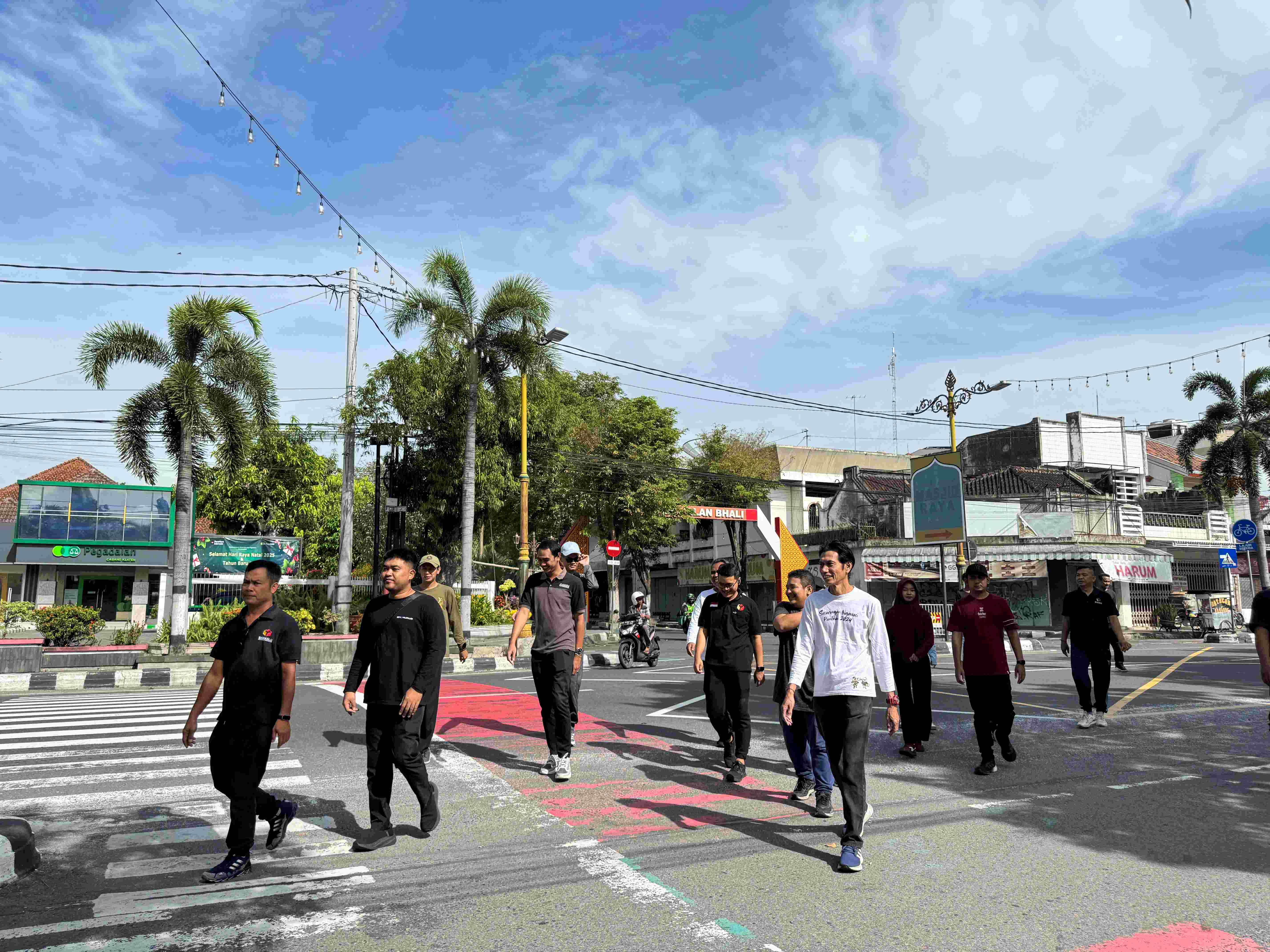 Bawaslu Klaten Gelar Program Jumat Sehati dengan Jalan Sehat dan Makan Bersama