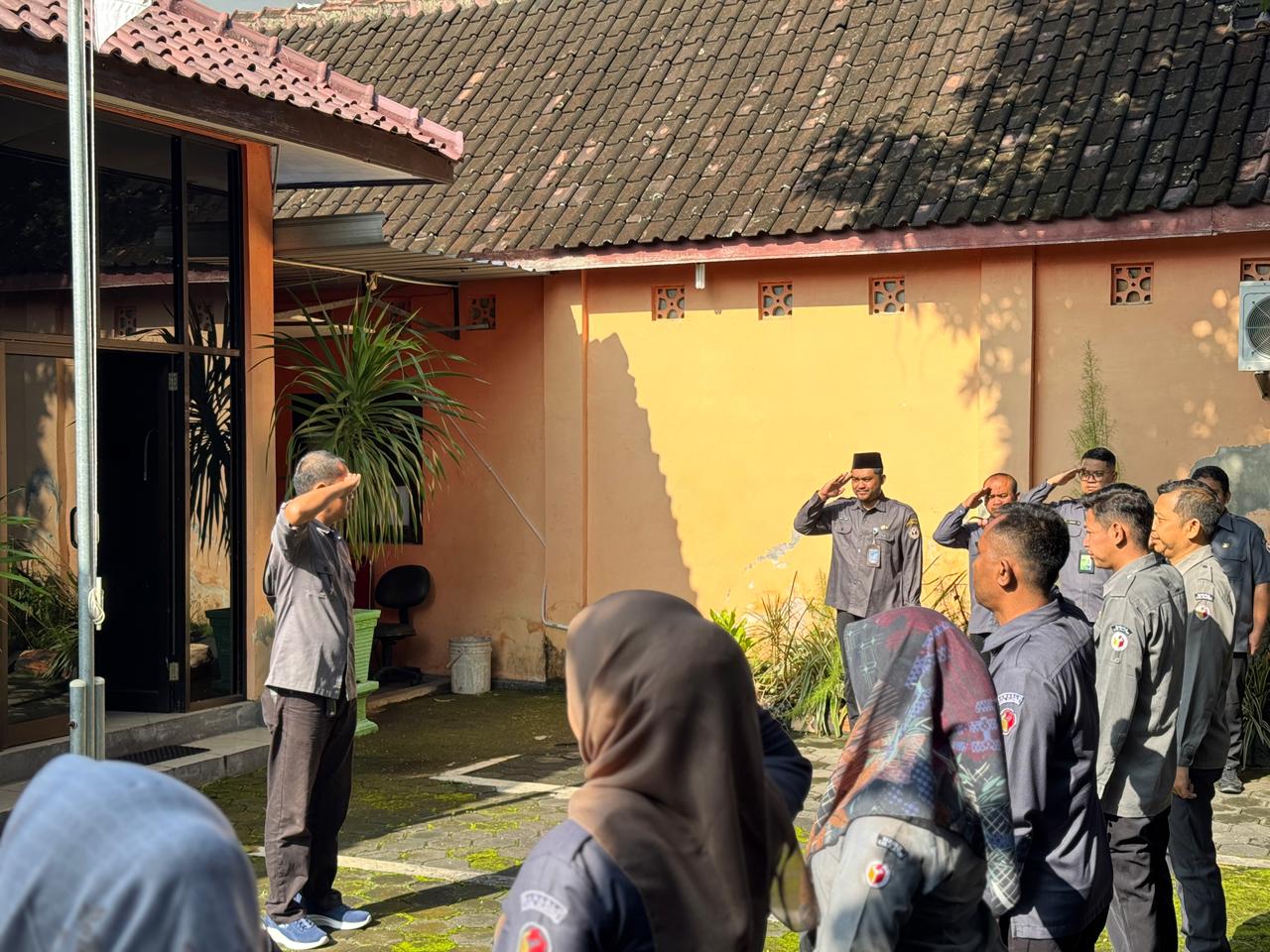 Ketua Bawaslu Klaten Pimpin Apel Pagi, Tekankan Soliditas dan Publikasi Program Kerja