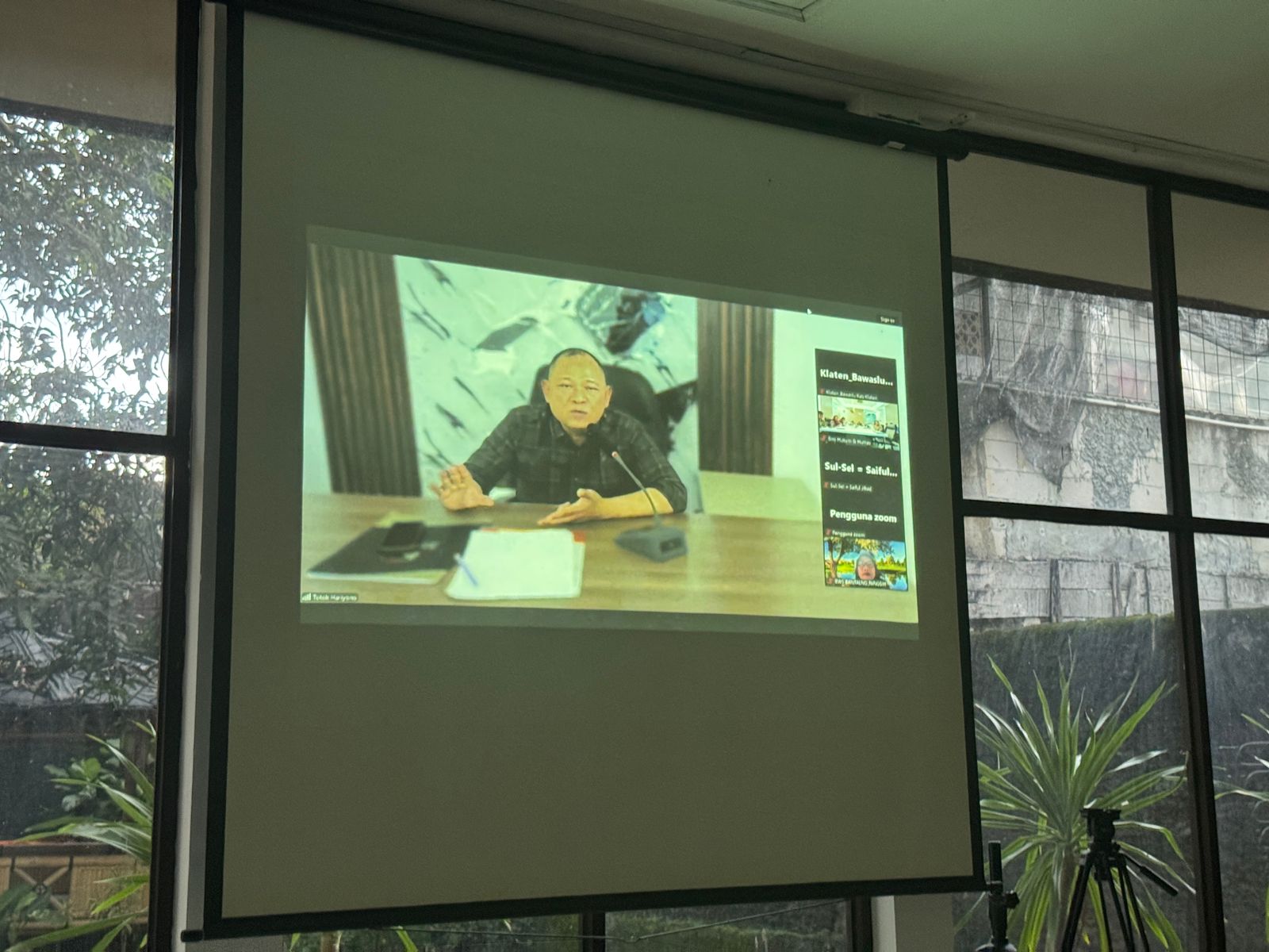Totok hariyono anggota Bawaslu RI saat berikan arahan pada zoom meeting konsolidasi demokrasi. 20/02/2026