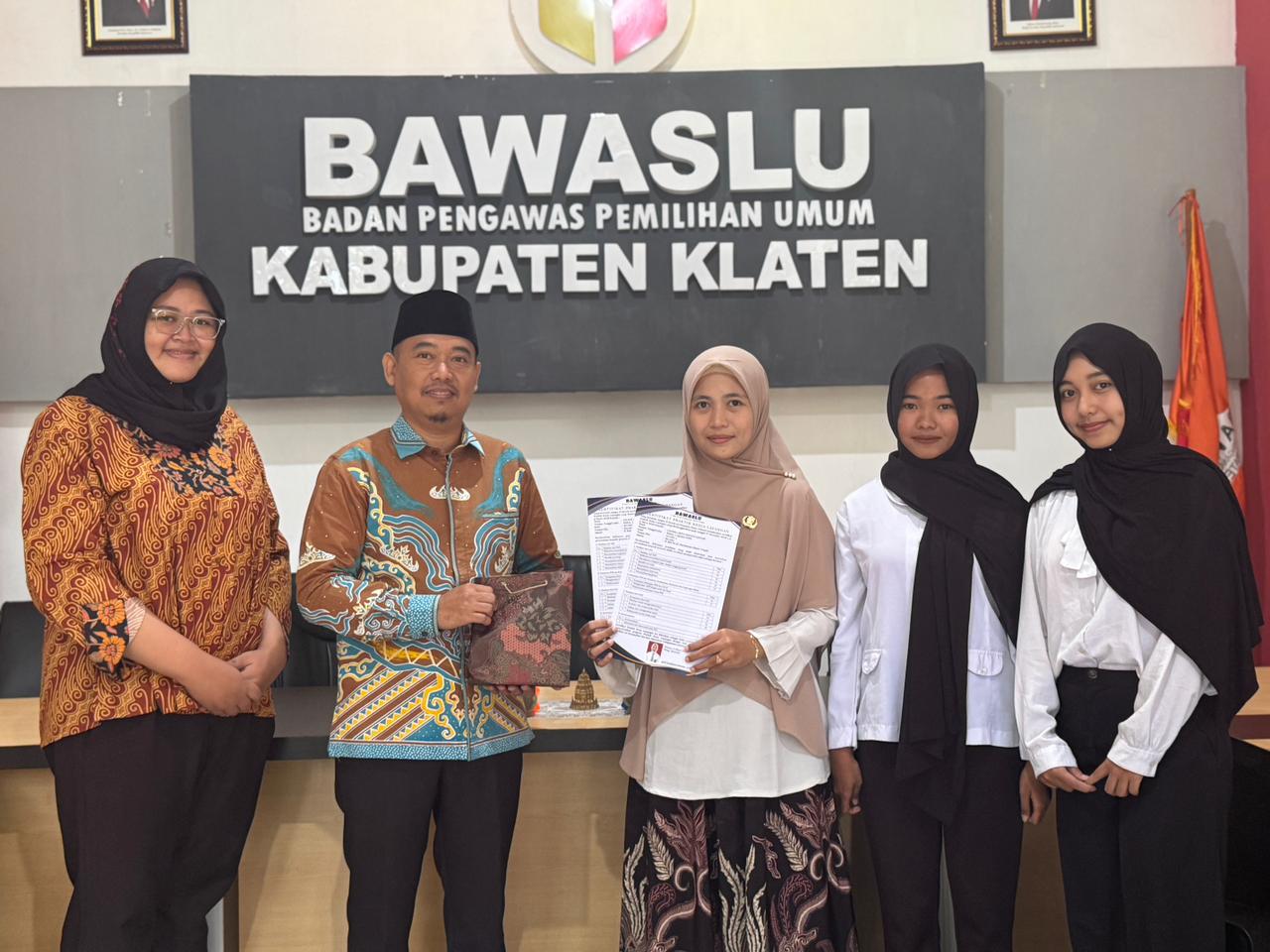 Kepala Sekretariat dan Kasubag Bawaslu Klaten saat lakukan foto bersama anak magang dan guru pembibing. 6/3