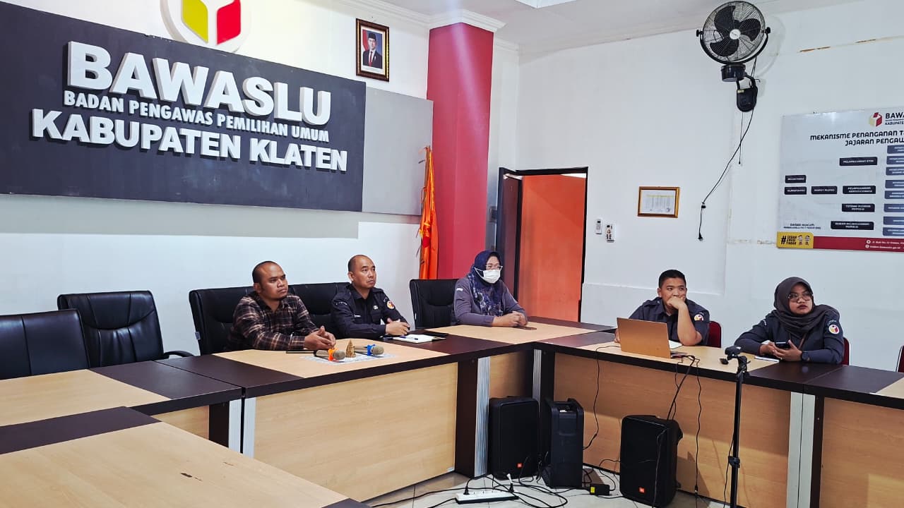 jajaran Bawaslu saat mengikut Zoom Meeting Supervisi dan Konsultasi Divisi SDM dan Organisasi yang diselenggarakan oleh Bawaslu Provinsi Jawa Tengah