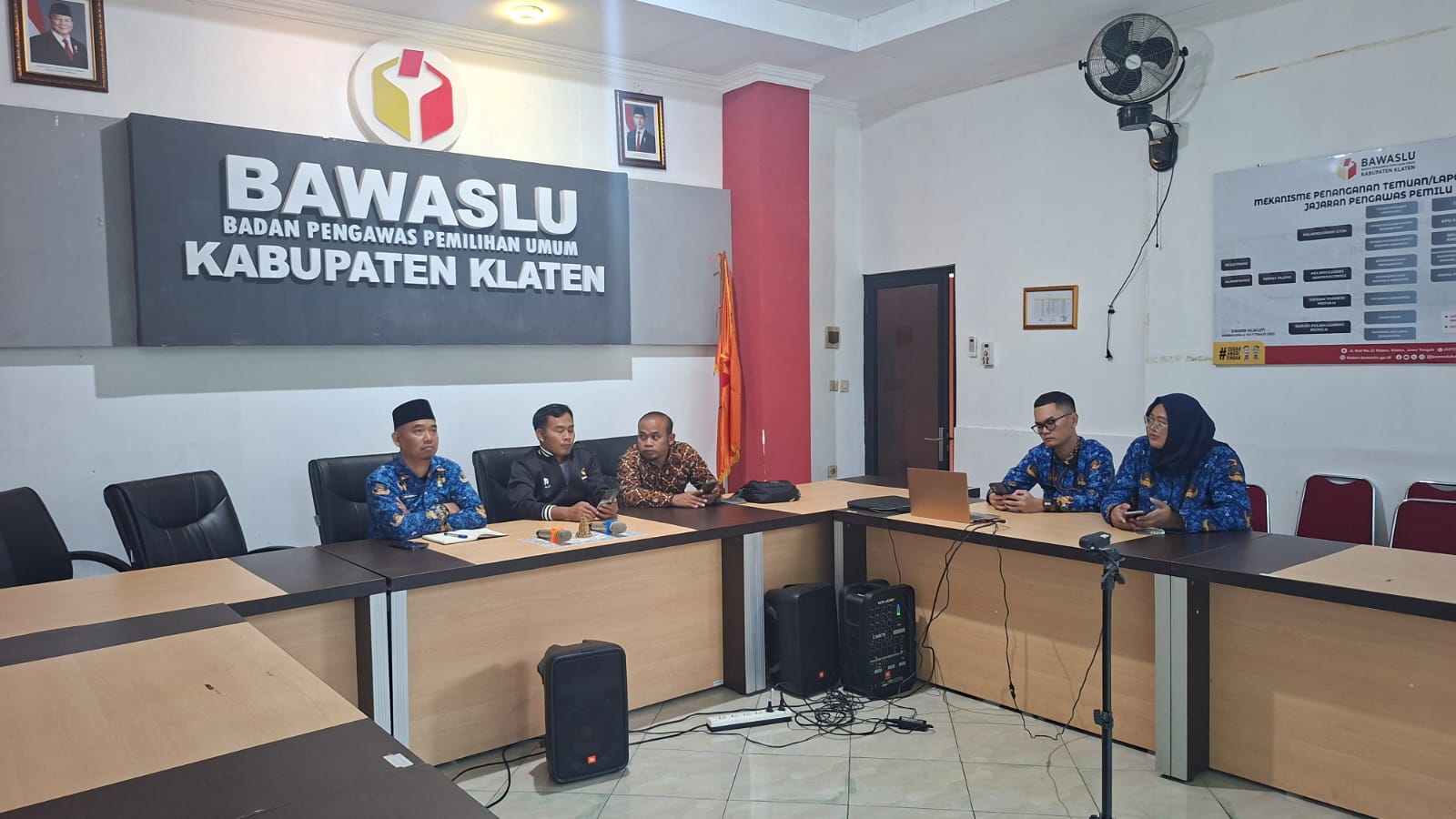 Jajaran Bawaslu Klaten saat ikuti zoom meating