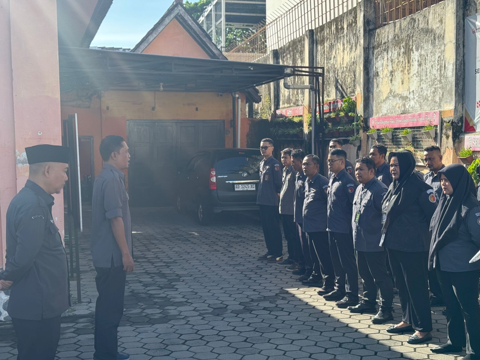 Arif Fatkhurrokhman Ketua Bawaslu Klaten saat beri amanat ke peserta apel pagi Bawaslu Klaten. 13/04