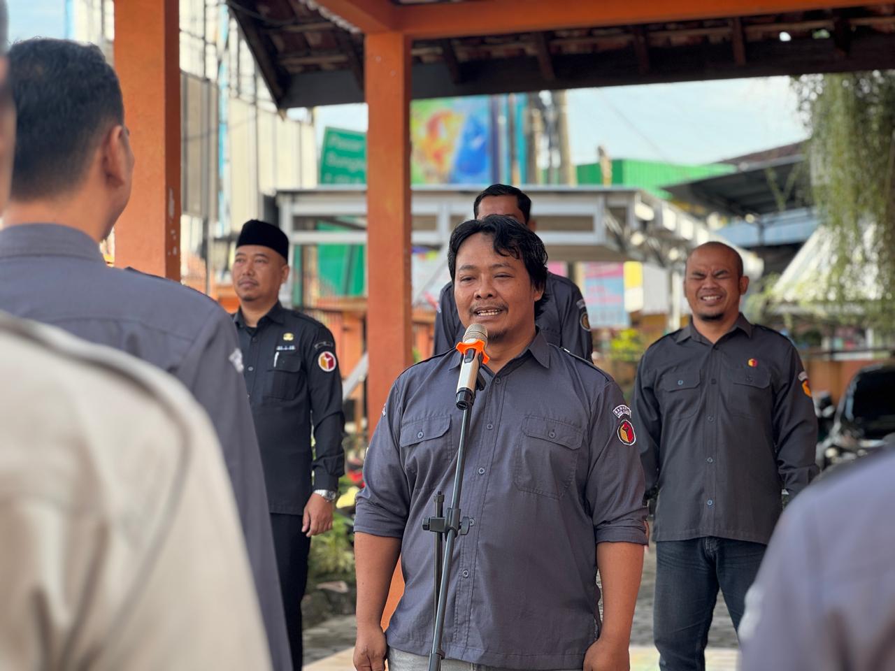 Anggota Bawaslu Klaten Muh. Milkhan saat berikan arahan pada apel pagi hari senin