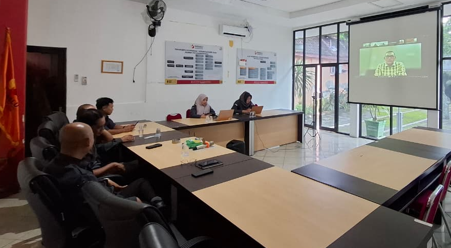 Pimpinan Bawaslu Klaten ikuti zoom meeting Bawaslu jateng  Perkuat Alat Bukti di MK, Bawaslu Klaten Simak Arahan Strategis dalam Literasi Pojok Pengawasan Jawa Tengah