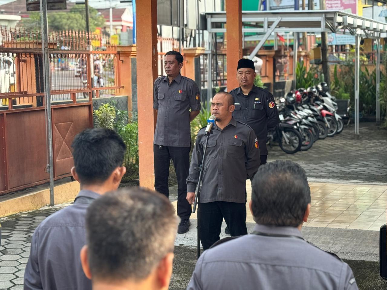 Bawaslu Klaten Gelar Apel Pagi, Saifudin Tekankan Realisasi Program dan Disiplin Kerja
