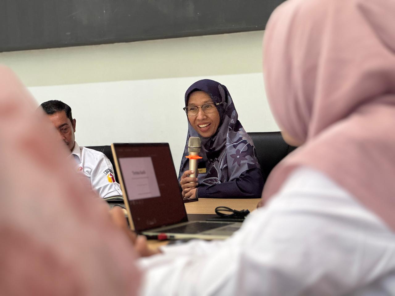  Ismiyati Kepala Sesi Manajemen Satker dan Kepatuhan Internal (MSKI) saat memberi materi