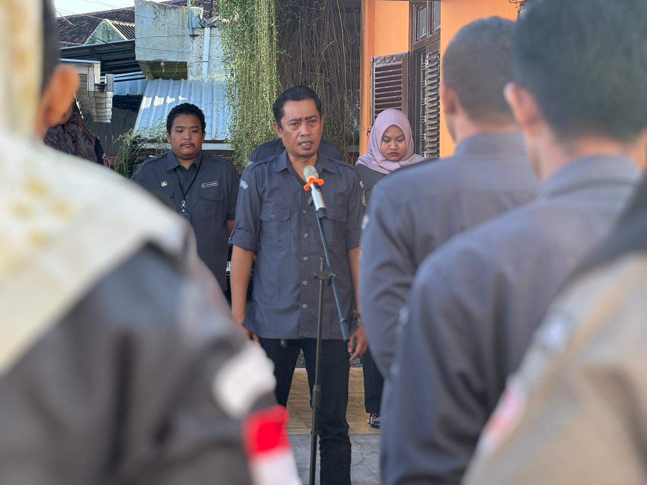 Ketua Bawaslu Klaten saat beri arahan kepada peserta Apel