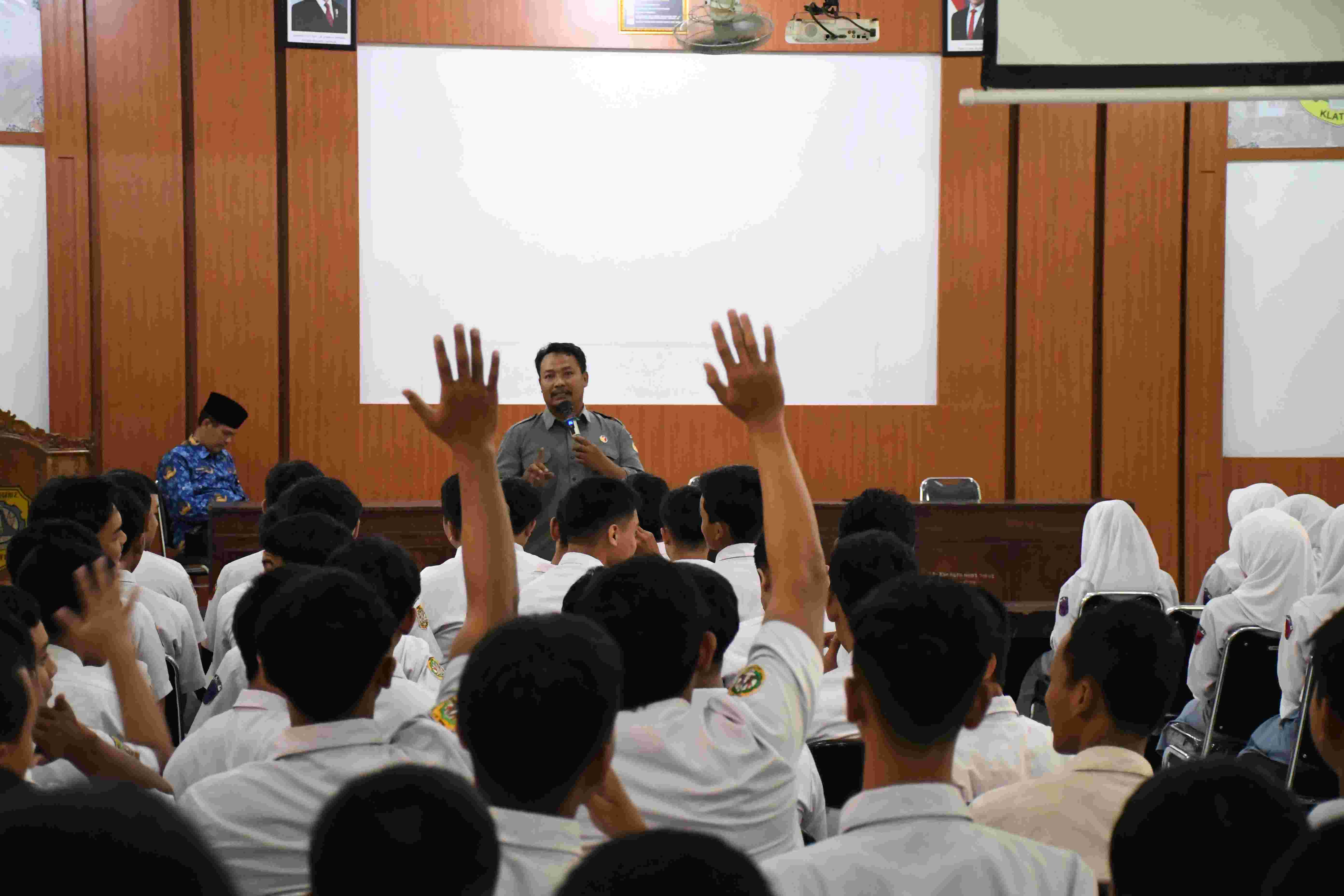 Bawaslu Go To School: Sambangi SMK N 2 Klaten, Bawaslu Ajak Pemilih Pemula Tolak Politik Uang