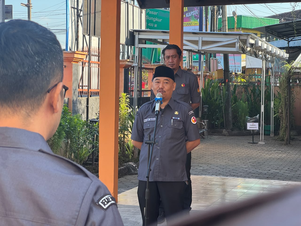 Dwi Hendro Nugroho saat berikan arahan ke jajaran sekretariat di apel pagi hari senin, 08 Juni 2026