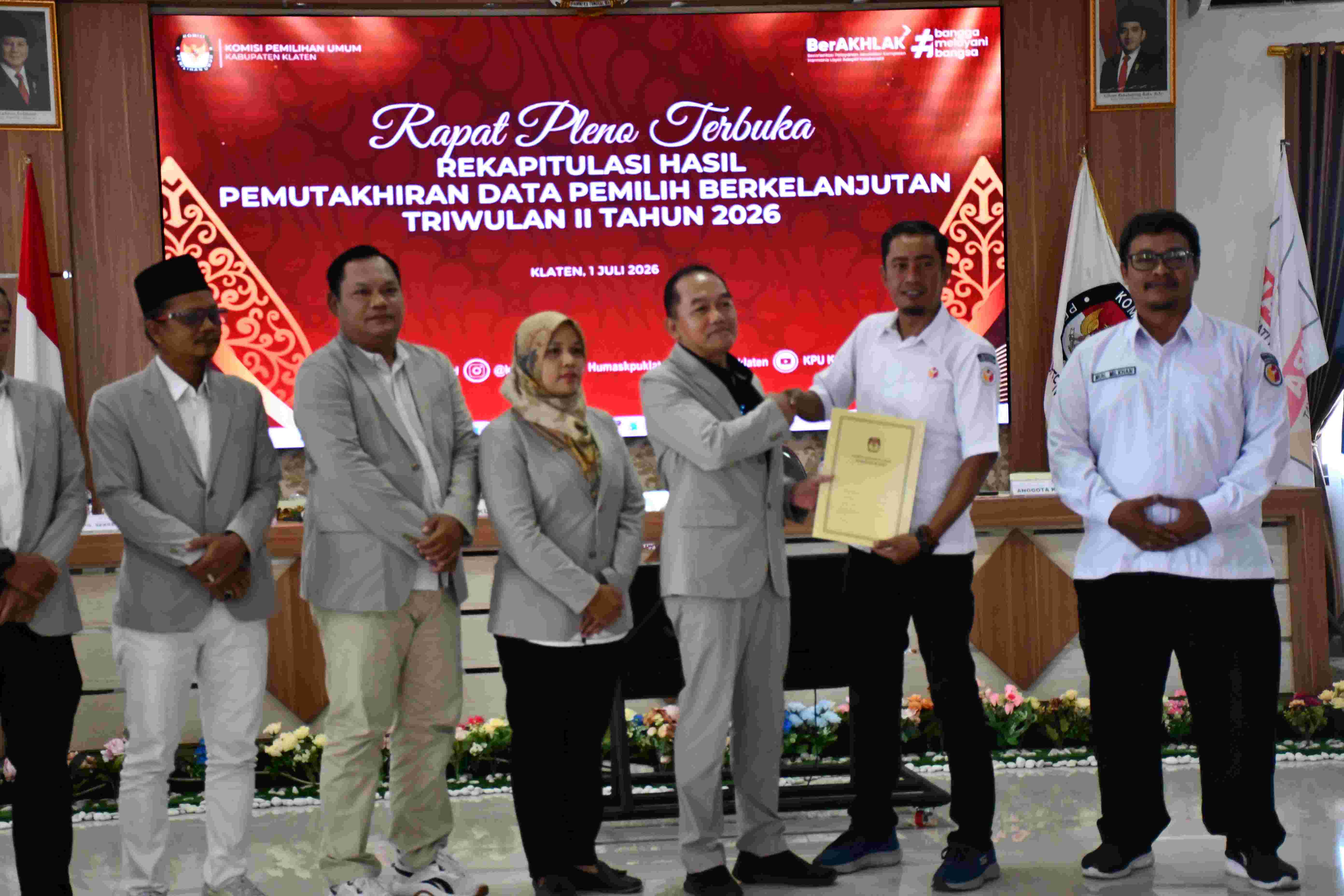 Bawaslu Kabupaten Klaten Hadiri Rapat Pleno Terbuka Rekapitulasi Pemutakhiran Data Pemilih Berkelanjutan Triwulan II Tahun 2026