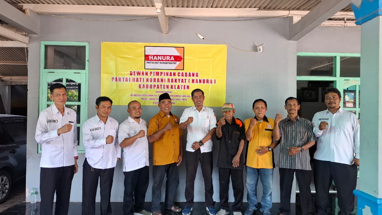 Foto bersama pengurus Partai Hanura dan pimpinan Bawaslu Klaten