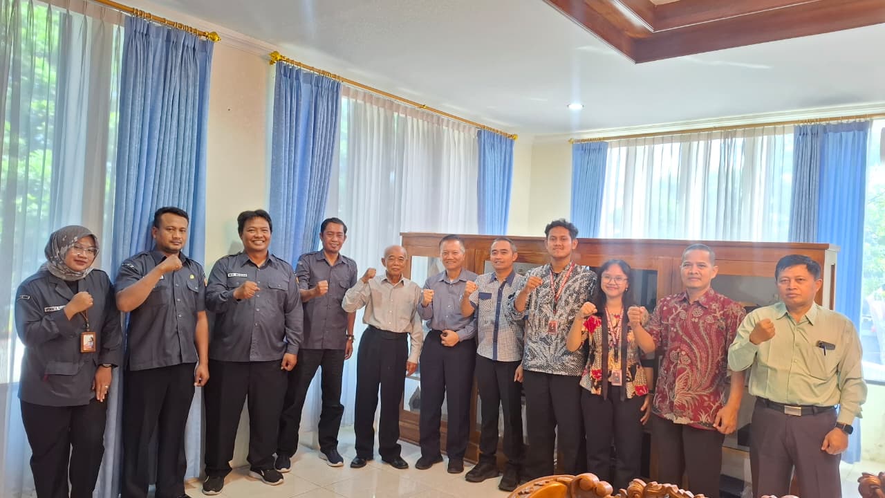 Pimpinan Bawaslu Klaten lakukan foto bersama dengan jajaran pimpinan UNWIDA