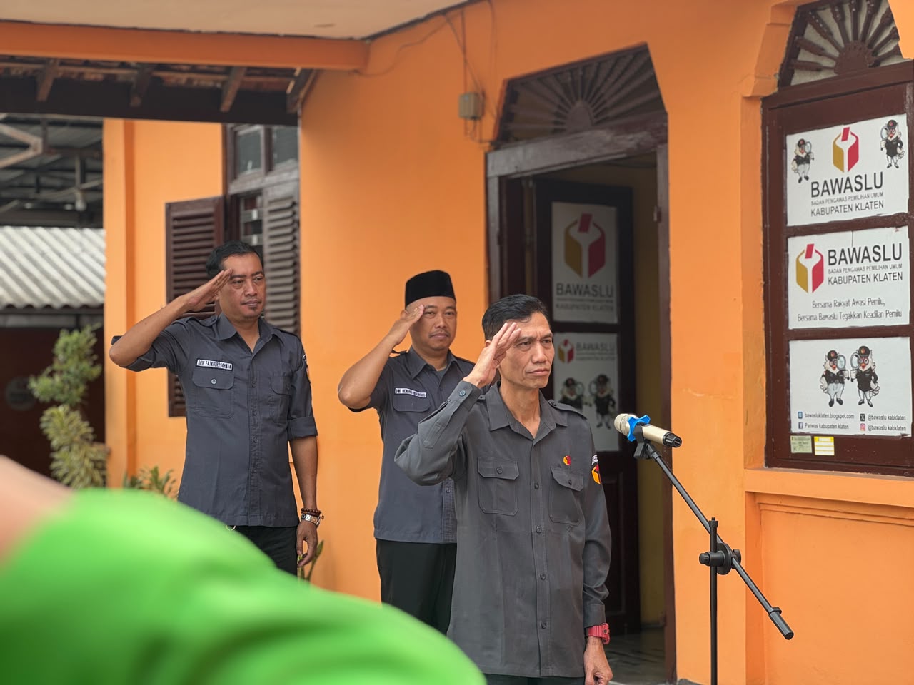 Dedi Wibowo anggota Bawaslu Klaten pimpin apel pagi hari senin.5/10