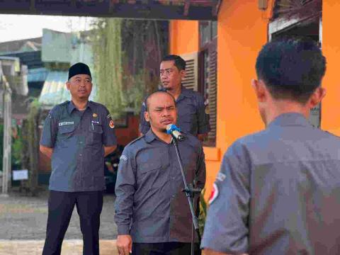 Anggota Bawaslu Klaten Saifudin saat beri arahan kepada peserta apel   
