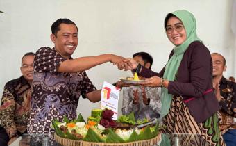 Ketua Bawaslu Klaten Arif Fatkhurrokhman memberikan potongan tumpeng kepada Dina Nur Hidayati Anggota Bawaslu Klaten Periode 2017-2023
