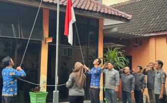 Penghormatan kepada bendera Merah Putih Pada saat upacara Harlah Pancasila