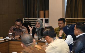 Anggota Bawaslu Lolly Suhenty saat memberi arahan dalam Koordinasi Kerja Sama dan Hubungan Antarlembaga dalam Rangka Penguatan Training of Trainer Pendidikan Pengawas Partisipatif secara hybrid di Jakarta, Kamis (19/06/2025).