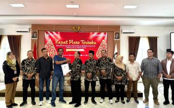Ketua Bawaslu Klaten terima Berita Acara Rekapitulasi Daftar Pemilih Berkelanjutan Triwulan II Tahun 2025 dari KPU Klaten