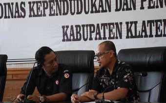 Ketua Bawaslu Kabupaten Klaten Arif Fatkhurrokhman dan Sekretaris Dinas Didik Setyabudi membuka audiensi dan pembahasan pemutakhiran data pemilih