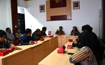 Kepala Dinas Perpustakaan dan Kearsipan (Dispersip) Klaten Pramana A.W saat memberita sambutan menerima audiensi Bawaslu Klaten tentang pengelolaan arsip Bawaslu