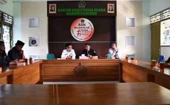 Ketua Bawaslu Kabupaten Klaten Arif Fatkhurokman saat menyampaikan maksud dan tujuan audiensi kepada Kemenag Klaten. (15/7/2025)