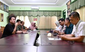 Ketua dan Anggota Bawaslu Klaten saat membuka maksud dan tujuan audiensi ke SMA N 1 Karanganom. (23/7)