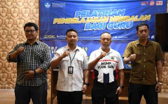 Ketua dan Anggota Bawaslu klaten beserta Wakil Kepala Sekolah dan Staf SMK N 3 Klaten lakukan foto bersama mengakiri audiensi. (30/7)