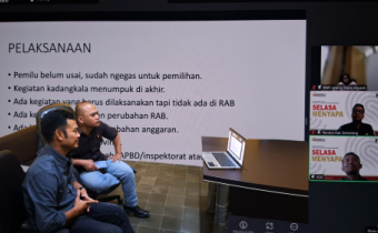 Anggota Bawaslu Kabupaten Klaten Sidik Miranto dan Saifudin saat ikuti zoom meeting Selasa Menyapa