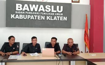 Bawaslu Kabupaten Klaten mengikuti zoom dengan Bawaslu Provinsi Jawa Tengah dan 34 Bawaslu Kabupaten se Jawa Tengah beserta Kabupaten Se Maluku Utara dengan Tema “Kajian Yuridis dan Empiris Pemungutan Suara Ulang Pemilihan Kabupaten Pulau Talibu