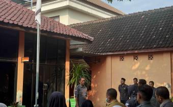 Ketua Bawaslu Klaten Arif Fatkhurrokman saat memberika arahan terkait kerja Bawaslu Klaten selama sepekan. (14/7/25)