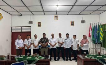 Jajaran Bawaslu Klaten dan SMK Muhammadiyah 1 Jatinom saat lakukan foto bersama mengakiri audiensi. (16/07/25)