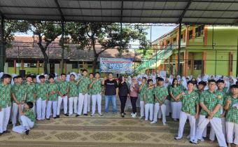 Muhammad Milkhan dan Siswa Siswi SMA N 1 Jogonalan saat foto bersama mengakhiri kegiatan sosialisasi pengawasan partisipatif "Bawaslu Goes To School". (18/7/25)