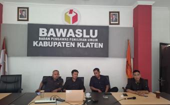 Ketua dan Anggota Bawaslu Kabupaten Klaten saat ikuti kegiatan “Selasa Menyapa” yang diselenggarakan oleh Bawaslu Provinsi Jawa Tengah. (22/7)