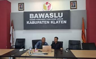 Anggota Bawaslu Klaten Sidik Miranto dan Saifudin saat ikuti zoom meeting "Selasa Menyapa". (29/7/25)