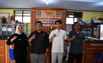 Ketua, Anggota, Staf Bawaslu Klaten lakukan foto bersama dengan Kepala Desa Prawatan, Kec Jogonalan (5/8)