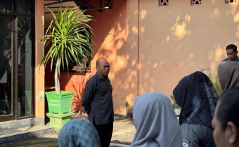 Anggota Bawaslu Klaten Saifudin saat beri arahan kepada peserta apel pagi hari senin Bawaslu Klaten. (4/8)