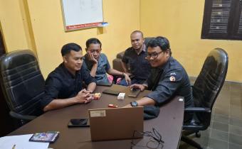 Ketua dan Anggota Bawaslu Klaten saat ikuti zoom meeting Selasa Menyapa. (5/8)