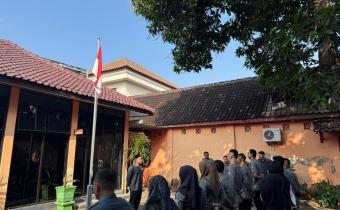 epala Sekretariat Bawaslu Klaten saat memberikan arahan pada peserta apel