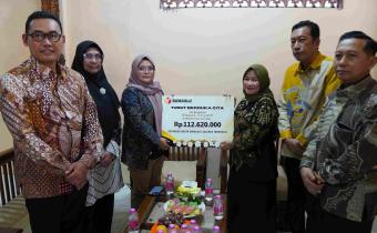Anggota Bawaslu Lolly Suhenty menyerahkan dana kerahiman kepada pihak keluarga pengawas pemilu di kediaman Alm. Sriyadi, Demak, Jawa Tengah pada Kamis (21/8/2025)/Foto: Publikasi dan Pemberitaan Bawaslu