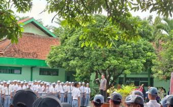 Ketua Bawaslu Kabupaten Klaten, Arif Fatkhurrokhman, hadir dan bertindak sebagai pembina apel pagi di SMAN 2 Klaten pada Senin (15/9)