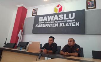 Anggota Bawaslu Kabupaten Klaten saat mengikuti zoom Meeting selasa menyapa