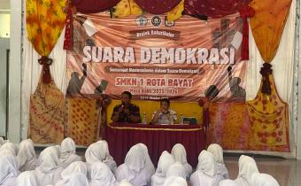 Muhammad Milkhan Anggota Bawaslu Klaten saat menjadi narasumber di SMK Rota Bayat. (15/10)