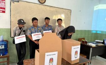 Siswa siswi SMA Muhammadiyah 3 Pedan saat simulasi pencobolosan surat suara. (15/10)