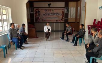 Ketua, anggota dan jajaran staf Bawaslu Klaten diskusi Perkuat Sinergi Saka Adhyasta Pemilu. 27/10