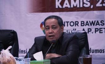 Dihadapan Jajaran Herwyn Berpesan: Bawaslu Harus Menjadi Penjaga DemokrasiAnggota Bawaslu Herwyn JH Malonda saat memberika arahan di Ruang Rapat Bawaslu Sulawesi Selatan, Kamis (23/10/2025).