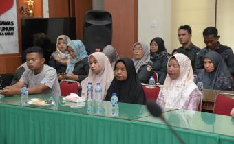 Kenang Pengabdian Rudi Yanto, Bawaslu Serahkan Dana Kerahiman kepada Keluarga