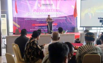 Jakarta, Badan Pengawas Pemilihan Umum – Anggota Bawaslu Herwyn JH Malonda menuturkan, peringatan hari sumpah pemuda menjadi momentum evaluasi tata kelola dan transformasi kelembagaan menuju revisi Undang-Undang Pemilu. Karena, sambung Herwyn, pengawasan pemilu bukan hanya tugas administratif, tetapi ibadah kebangsaan untuk memastikan kedaulatan rakyat benar-benar terwujud.     “Sumpah Pemuda juga waktu untuk memperkuat komitmen Bawaslu dalam menjaga integritas, menegakkan keadilan pemilu dan berkontribusi 