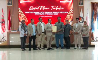 Penyerahan berita acara Rapat Pleno Terbuka PDPB Triwulan IV Tahun 2025 kepada Bawaslu Klaten. 8/12