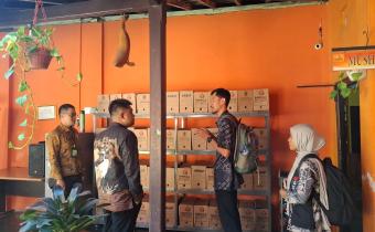 Kepala Sekretariat Bawaslu Klaten dan jajaran saat lakukan pengarsipan yang di tinjau langsung oleh staf asiparis Bawaslu RI . 12/12/25